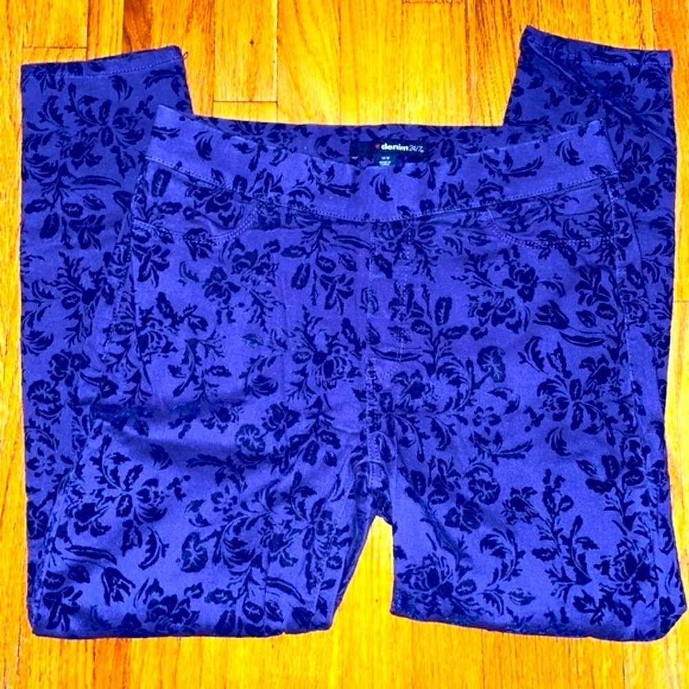 Denim 24/7 Blue Leggings with Textured Floral Pattern